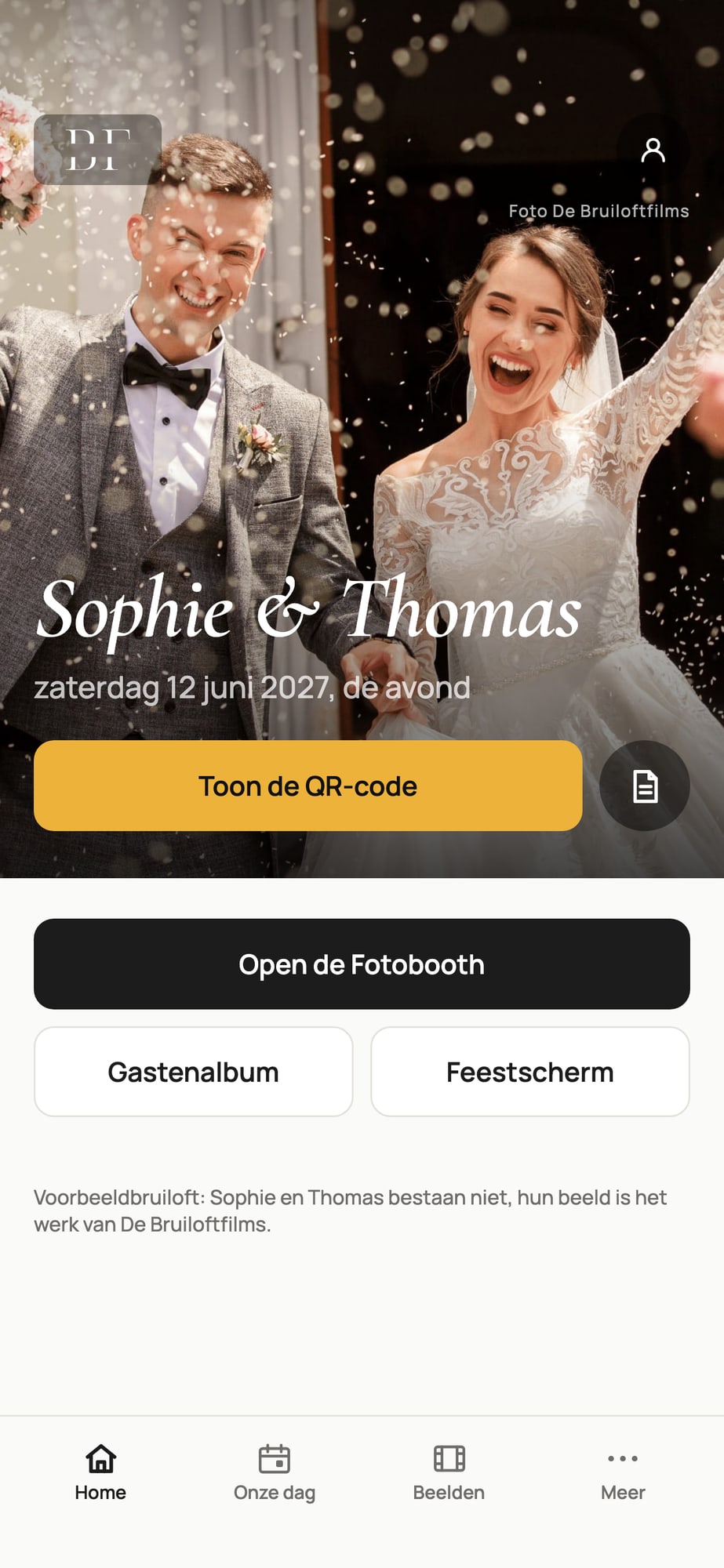 Voorbeeldscherm: beginscherm op de avond met de knoppen Open de Fotobooth, Gastenalbum en Feestscherm