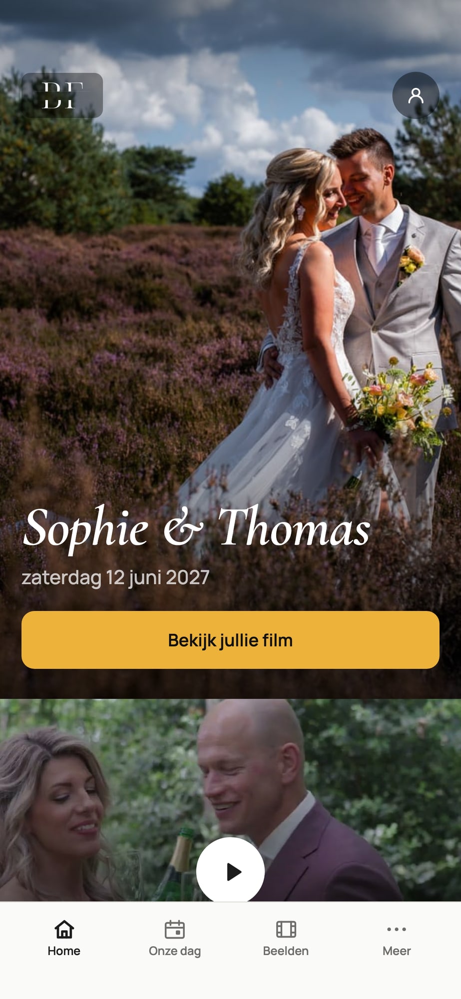 Voorbeeldscherm: beginscherm na de bruiloft met een gele knop Bekijk jullie film