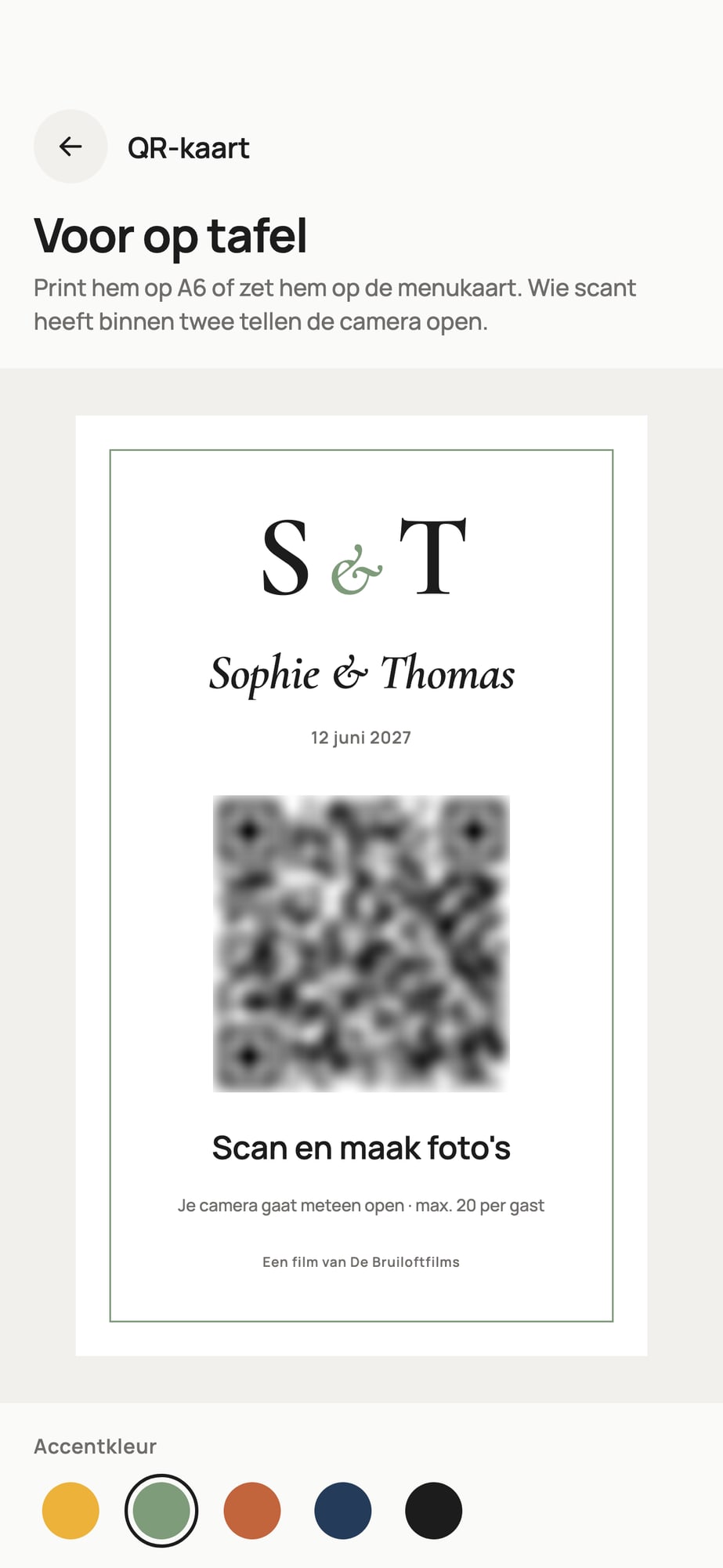 Voorbeeldscherm: QR-kaart voor op tafel met het monogram van het paar; de code is hier onleesbaar gemaakt
