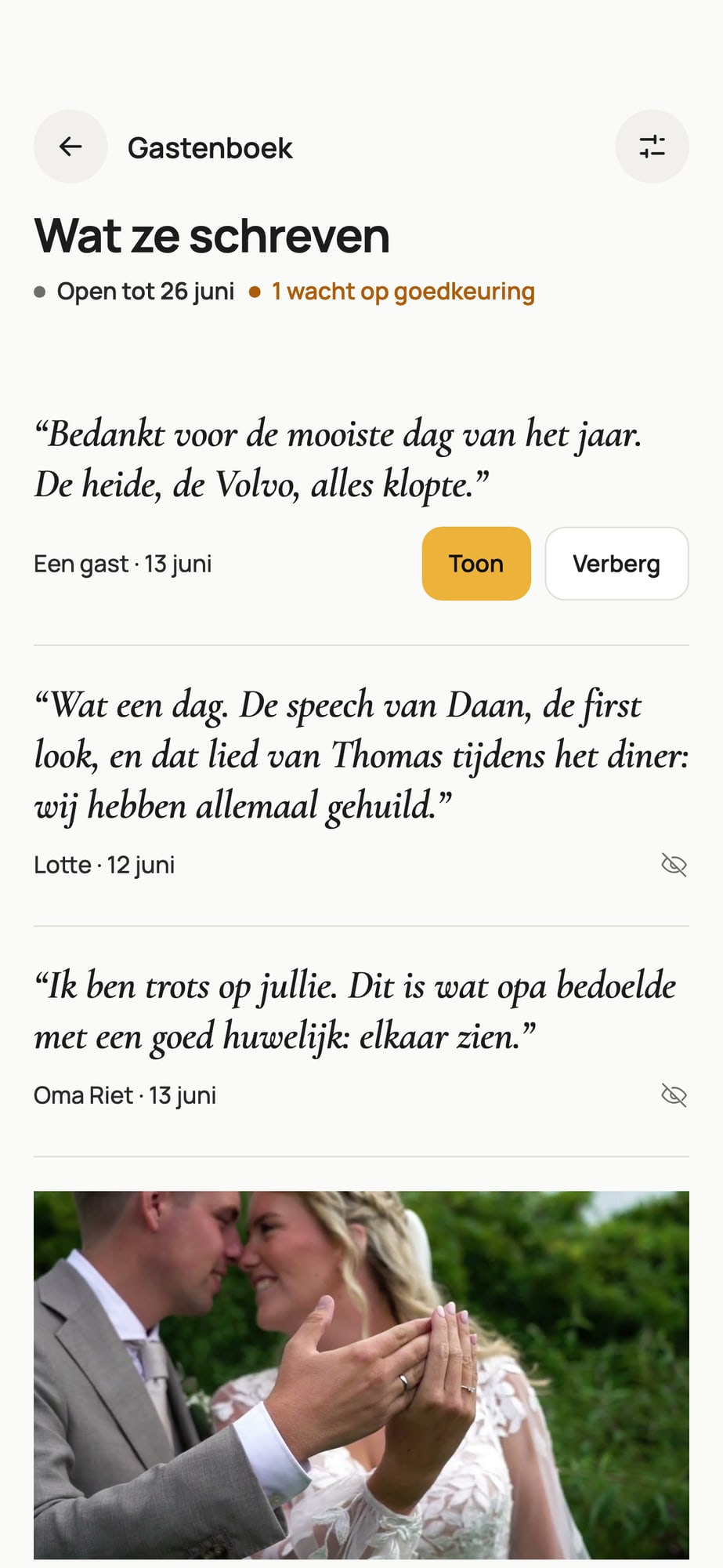 Voorbeeldscherm: gastenboek met boodschappen van gasten en de knoppen Toon en Verberg