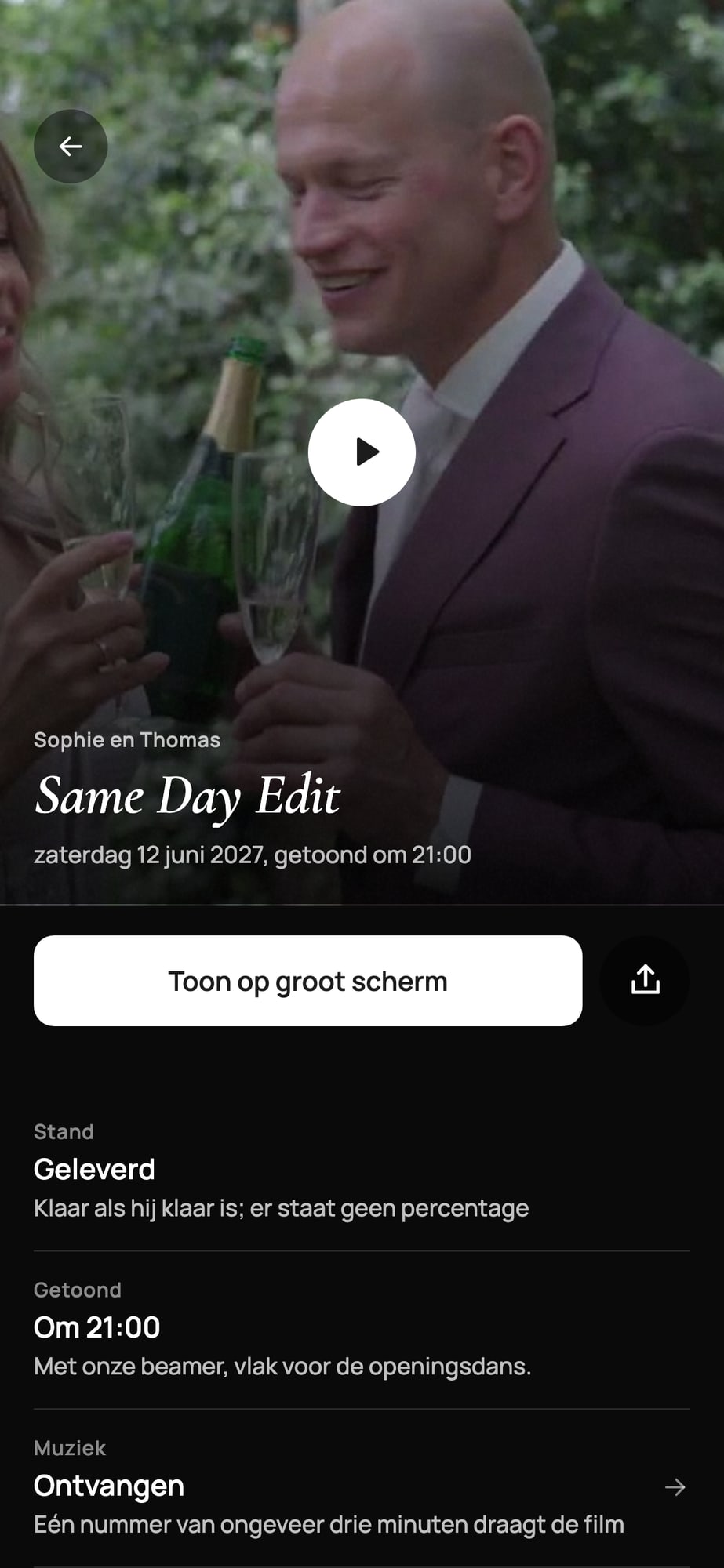 Voorbeeldscherm: Same Day Edit, getoond om 21:00, met de stand Geleverd en een knop Toon op groot scherm