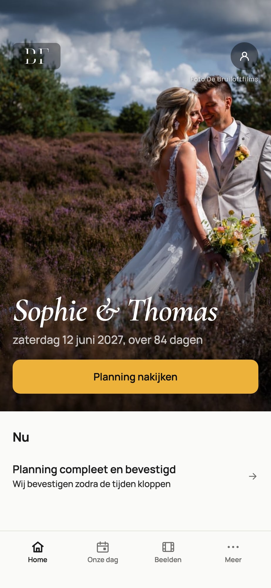 Voorbeeldscherm: beginscherm in de voorbereiding met het voorbeeldpaar op de heide, de datum en een gele knop Planning nakijken